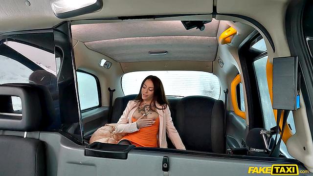 Татуированная брюнетка Алия Старр скачет на члене в такси и ловит горячий финиш на лицо