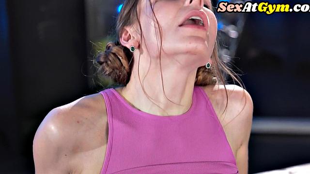 Pussylicking gym lez spoiled by partner in workout