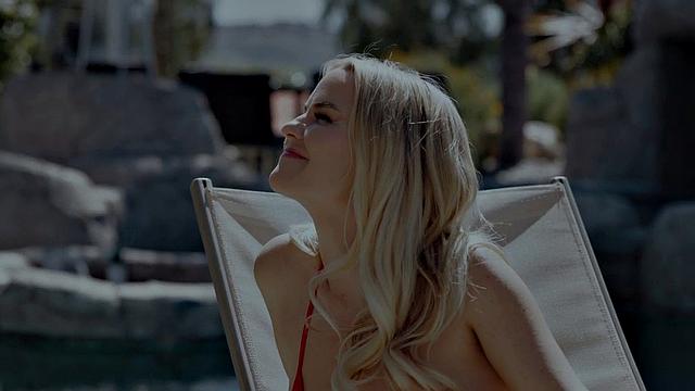 Petite Lesbo licks her GF