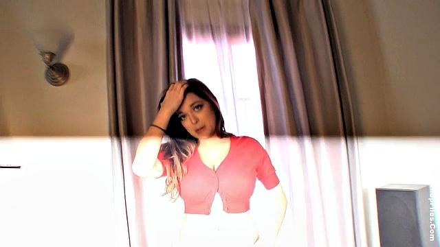 Тесса Фаулер разворачивает грудь под ёлкой - рождественский подарок для взрослых