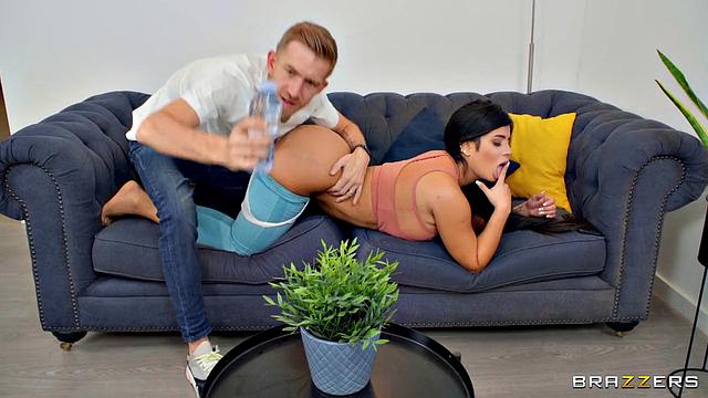 Парень забыл про задницу подруги, зато сосед не промах - Сара Ретали получает заслуженное внимание на диване от Дэнни D. Мужик отвлёкся, второй вошёл - вот и вся арифметика.