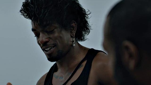 два татуированных парня трахаются по-взрослому на кровати