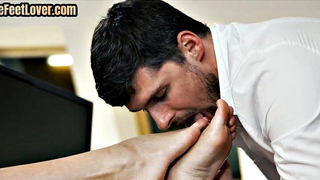 Footmodel amateur babe gets cuntfucked on office desk