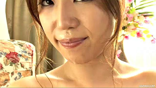 爆乳お姉さまのイケイケビキニでパイずり