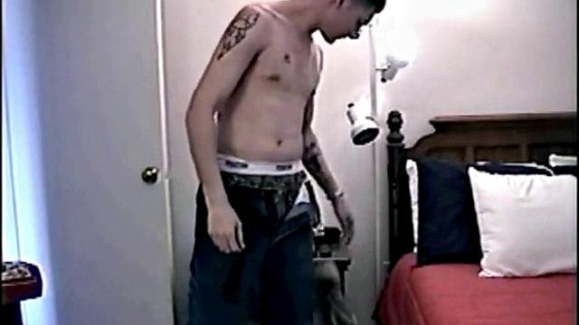 Тони сосёт член у парня по-настоящему, напряжённая гей-сцена.