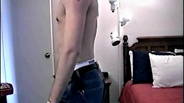 Тони сосёт член у парня по-настоящему, напряжённая гей-сцена.