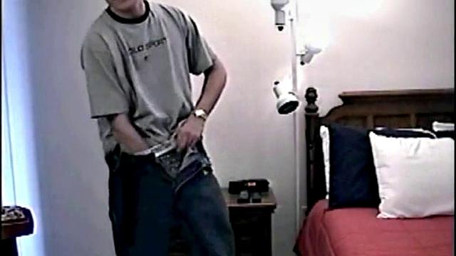 Тони сосёт член у парня по-настоящему, напряжённая гей-сцена.