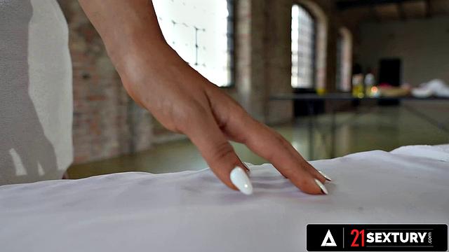 21 SEXTURY - Asia Vargas' Tight Ass Stretched in Oily Massage