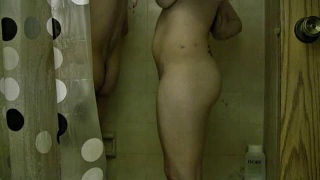 аппетитная брюнетка с сочной грудью соблазняет в душе