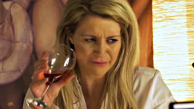 офисная тётка трахается на столе для совещаний