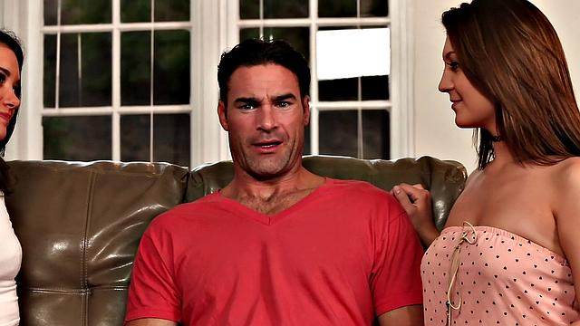 Две брюнетки ДжоДжо Кисс и Джиа Пейдж жарко трахаются на диване