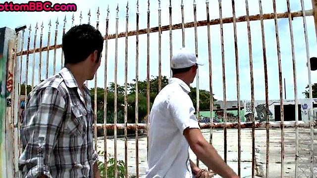 Outdoor Black thug gets picked up and fucked after 3some