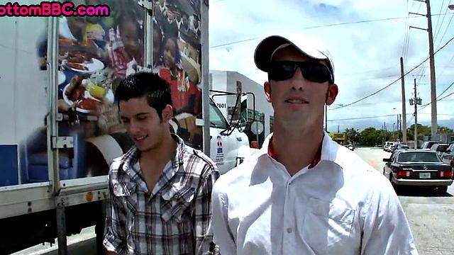 Outdoor Black thug gets picked up and fucked after 3some