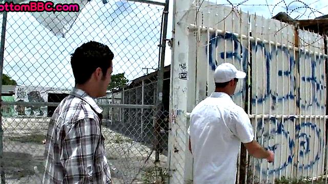 Outdoor Black thug gets picked up and fucked after 3some