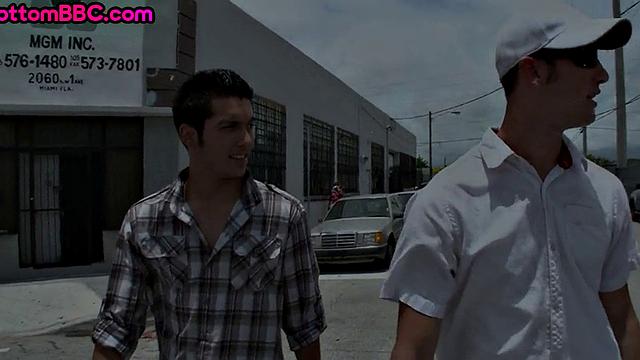 Outdoor Black thug gets picked up and fucked after 3some