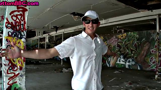 уличный хулиган не ожидал, что после тройничка его ждет сюрприз