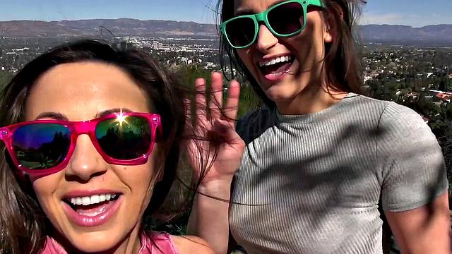 Abigail Mac и Dani Daniels жарко ласкают друг друга на обочине