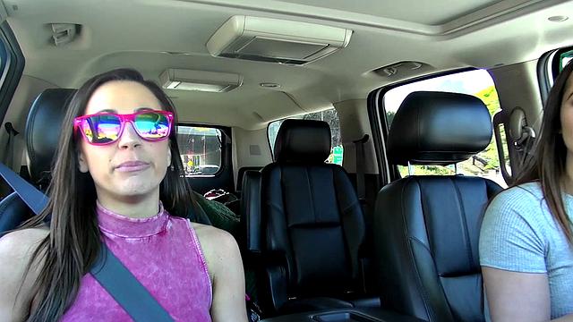 Abigail Mac и Dani Daniels жарко ласкают друг друга на обочине