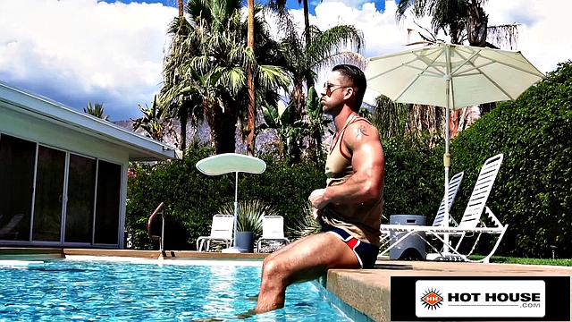 Горячий жеребец разносит качка и заливает его спермой