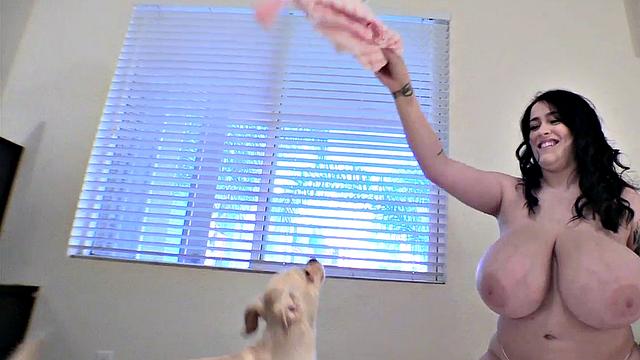 Линн Кроу просыпается в стрингах, шикарные сиськи на виду