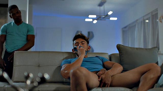 чёрный парень трахается с другом в растянутую жопу