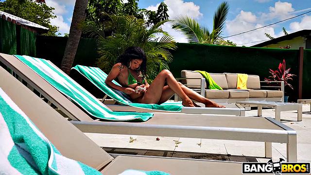 Посмотри, как Jay Bangher заливает маслом September Reign и жестко трахается с ней на улице во дворе.