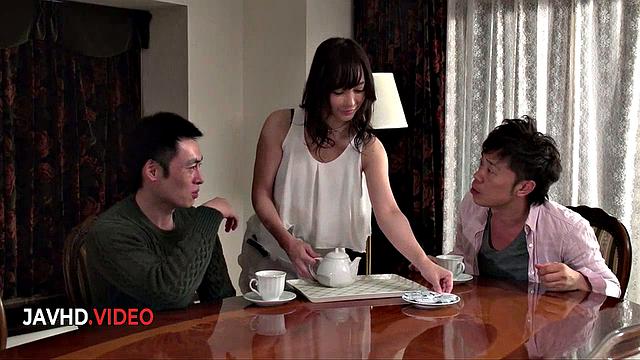 Kotone Kuroki соблазняет минетом и сносит крышу жёстким сексом с кремпаем в конце.