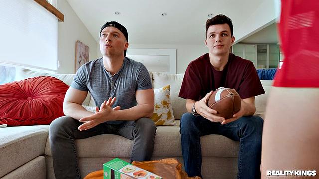 Горячая блондинка соблазняет друга парня и кайфует от секса прямо за его спиной, пока все смотрят матч.