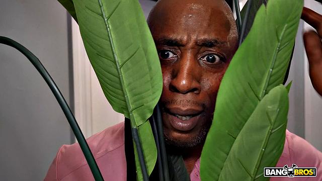 Лейси Джейн трахается с парнем и его коллегой в гостиной, пока тот смотрит на её задницу и забывает о баскетболе.