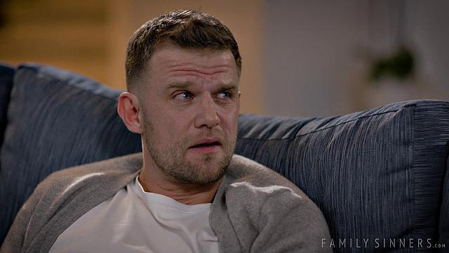 жаркая брюнетка трахается на диване по-взрослому