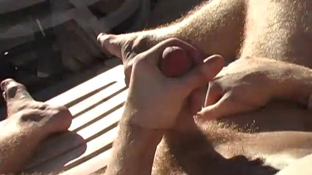 Камерон Дэниэлс дрочит на природе и кончает по-гейски.