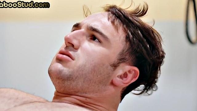 смотри, как врач жёстко трахает накачанного пациента без резинки