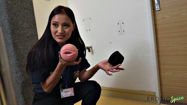 Кристина Миллер находит повод раздеться на досмотре и не прочь показать грудь