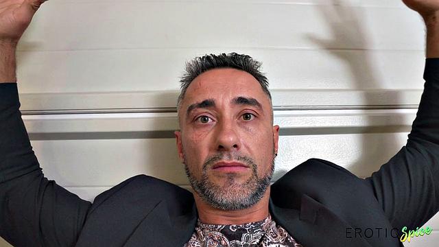 Кристина Миллер находит повод раздеться на досмотре и не прочь показать грудь