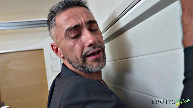 Beautiful Ecuadorian MILF performs search