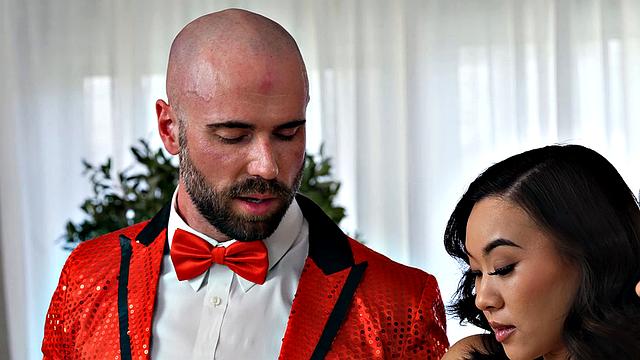 папики соревнуются и устраивают обмен дочками в магическом групповухе