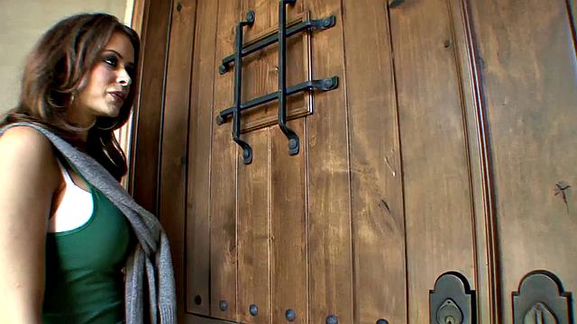 милфа Эмили заводит любовницу в гостиной