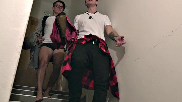 Хозяйка-латиночка Кэти Андерсон устраивает жаркий душ с Эль Гран Эриком и Гери Дель Белло: лижет яйца и трахается по-собачьи