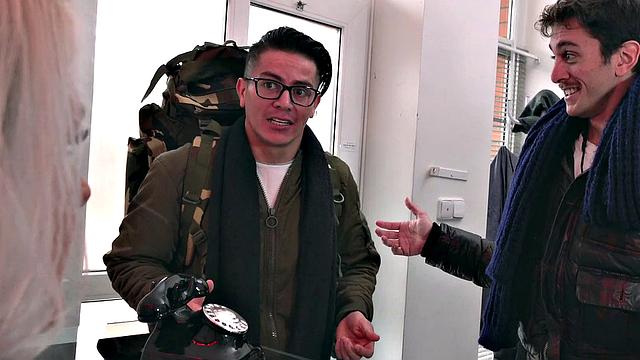 Хозяйка-латиночка Кэти Андерсон устраивает жаркий душ с Эль Гран Эриком и Гери Дель Белло: лижет яйца и трахается по-собачьи