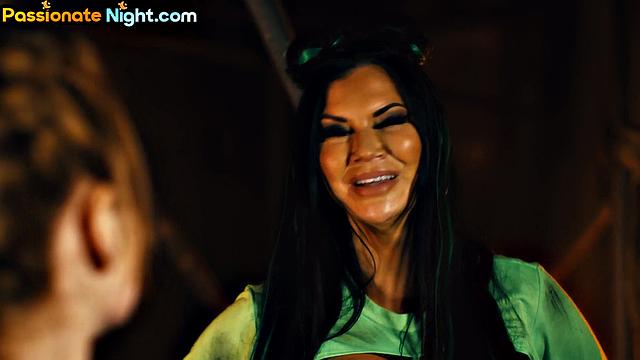 Татуированная толстозадка орёт от жёсткого анального трахa в групповухе