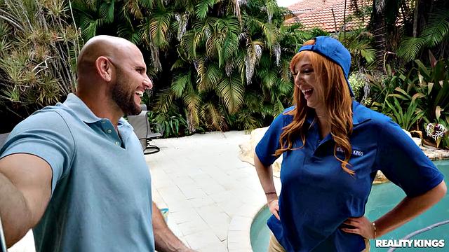 Джмак наконец-то трахается с рыжей развратной Милф у бассейна, и она сходу дает в зад - ведь неверный парень уже не помеха!