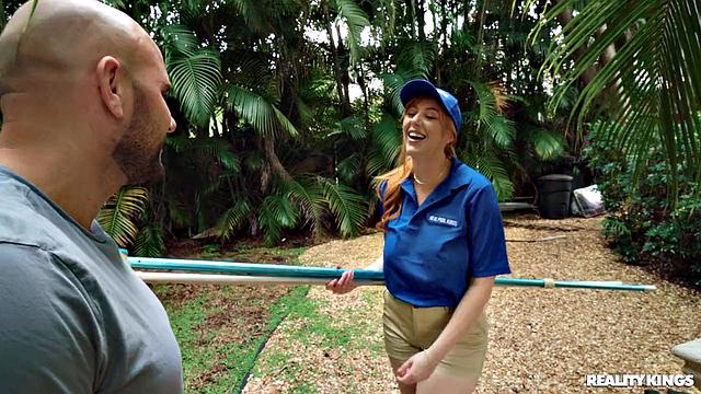 Джмак наконец-то трахается с рыжей развратной Милф у бассейна, и она сходу дает в зад - ведь неверный парень уже не помеха!