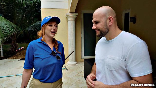 Джмак наконец-то трахается с рыжей развратной Милф у бассейна, и она сходу дает в зад - ведь неверный парень уже не помеха!