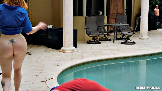 Джмак наконец-то трахается с рыжей развратной Милф у бассейна, и она сходу дает в зад - ведь неверный парень уже не помеха!