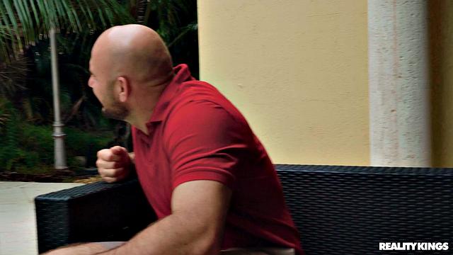 Джмак наконец-то трахается с рыжей развратной Милф у бассейна, и она сходу дает в зад - ведь неверный парень уже не помеха!