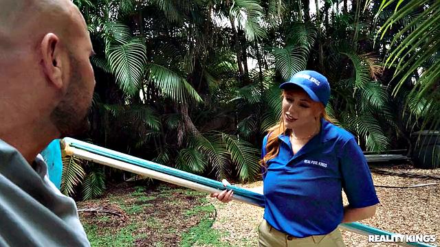 Джмак наконец-то трахается с рыжей развратной Милф у бассейна, и она сходу дает в зад - ведь неверный парень уже не помеха!