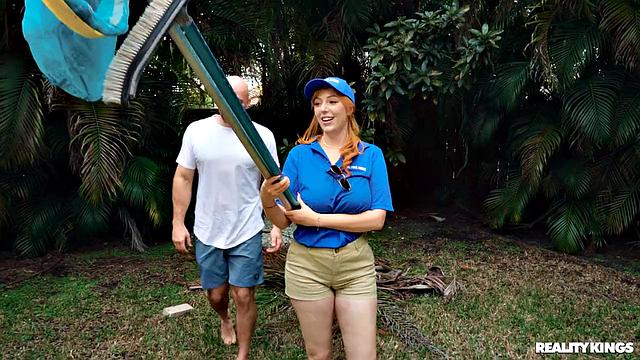 Джмак наконец-то трахается с рыжей развратной Милф у бассейна, и она сходу дает в зад - ведь неверный парень уже не помеха!