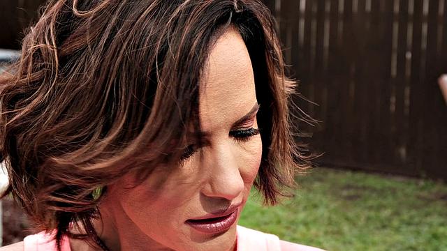 Super-hot MILF meets neighborhood man