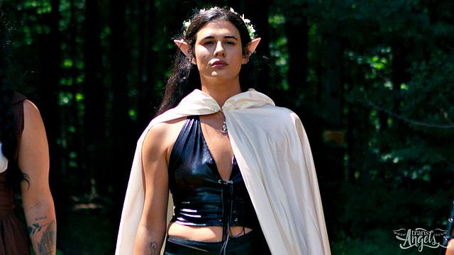 Девушка на LARP-игре