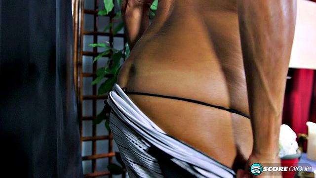 Лайла соблазняет друзей сына своими горячими формами